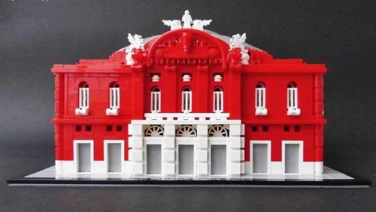 Il Petruzzelli di Bari ricostruito con i mattoncini Lego: "Un tributo per la Giornata dei teatri"