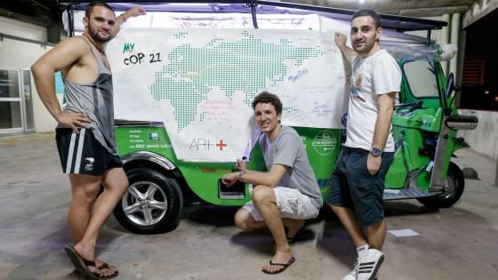 Tre studenti e un tuk-tuk elettrico da Parigi a Bangkok