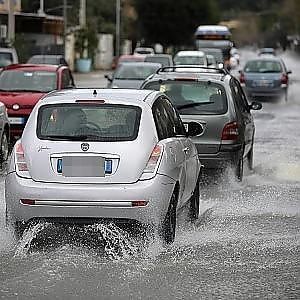 Allarme maltempo sulla Sicilia: rischio alluvioni. Altri voli cancellati