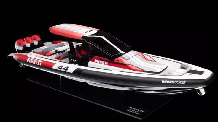 Ducati si dà alla nautica con un super gommone da 1.500 Cv con Pirelli e Sacs Marine