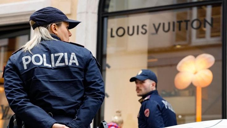 Louis Vuitton, caccia alla banda delle Millionaire bag: meno di dieci minuti per rubare 140 borse