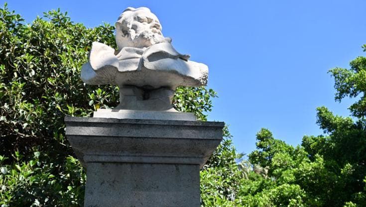 Napoli, a rischio la statua di Giosuè Carducci in Villa comunale