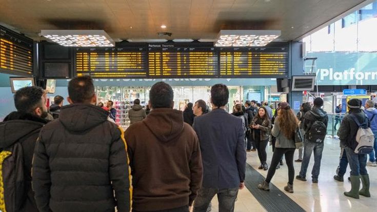 Ritardi Trenord, i numeri dei disservizi per i pendolari: oltre 90 “eventi anomali” ogni giorno sulle linee lombarde