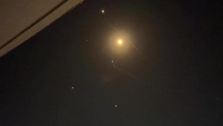 Israele, battaglia nei cieli: sciame di missili iraniani, contraerea in azione