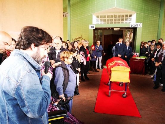 Roma, in centinaia al funerale laico di Pina Cocci la pasionaria del Pd