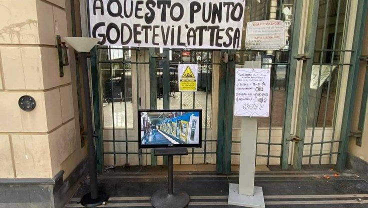 Napoli, un salottino davanti alla funicolare: protesta con selfie per i trasporti
