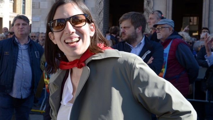 Schlein indossa il look da comizio: “Parliamo di diritti, non di vestiti”