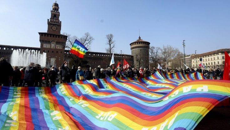 In 2mila sfilano in centro a Milano per l'Ucraina: "No a tutte le guerre e no alla Nato"