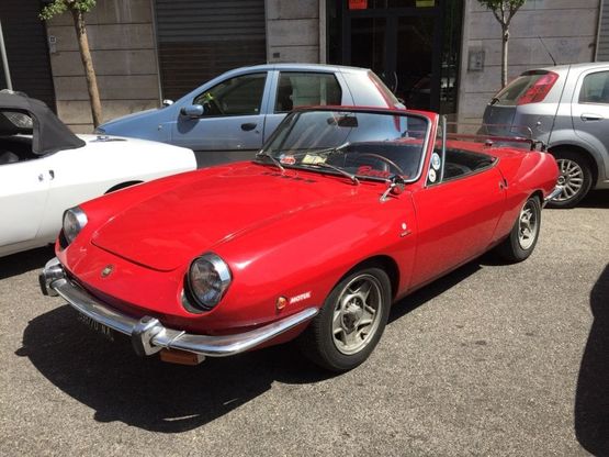 Sfilata di auto d’epoca a via Acquaviva per donare uno scivolo ai disabili