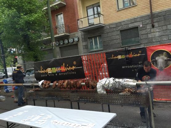 A Torino un arrosticino da record: è lungo 10 metri