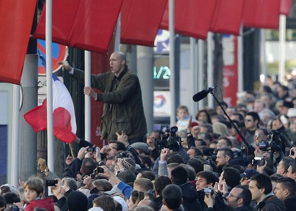Parigi, fischi a Hollande: scontri sugli Champs-Elys&eacute;es