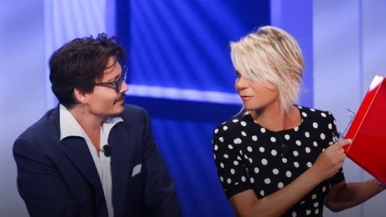 'C'è posta per te', De Filippi debutta con 6 milioni. Johnny Depp emoziona