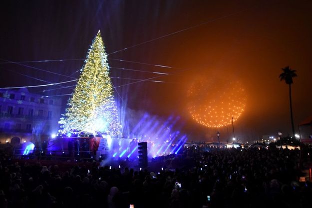 Bari, si accende il Natale: in piazza il grande albero e le luci degli spettatori