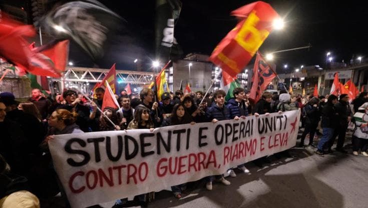 Oltre 700 portuali genovesi in piazza contro le armi, al via il lavoro per costruire l’osservatorio