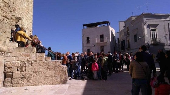 Monopoli, in 2300 in dieci giorni per la mostra su Mirò: è boom di visitatori al castello