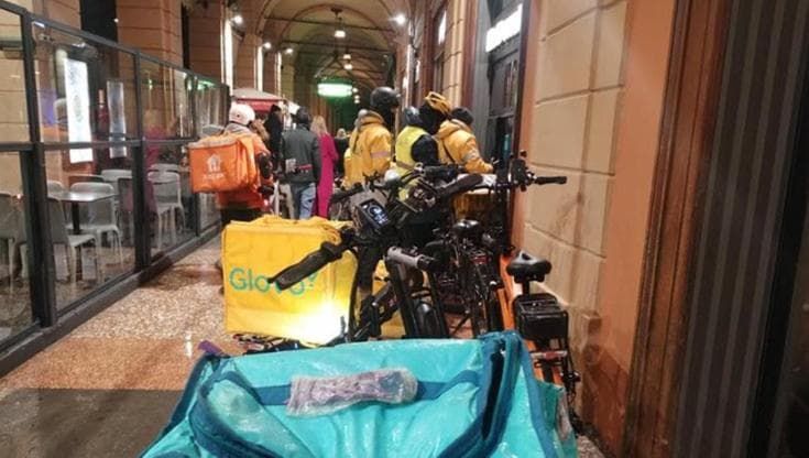 Denuncia in questura di 40 rider: “Bici, soldi e smartphone: noi vittime da mesi di furti e rapine”
