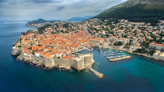 Sulla spiaggia di Dubrovnik, storia, relax e benessere