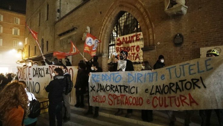Bologna, corteo contro il dpcm: scontri e due fermi