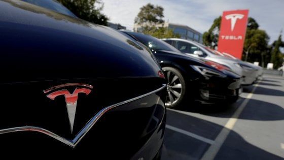 Tesla, la produzione di massa diventa un problema serio