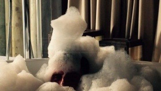 Gli auguri di Gomez dalla vasca da bagno