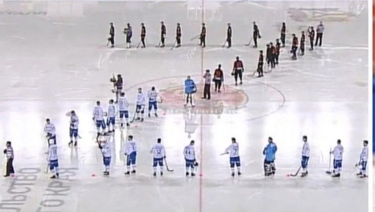 Russia, shock nel bandy: i giocatori formano la Z militare. Le reazioni: "Ora sospendeteli a vita"