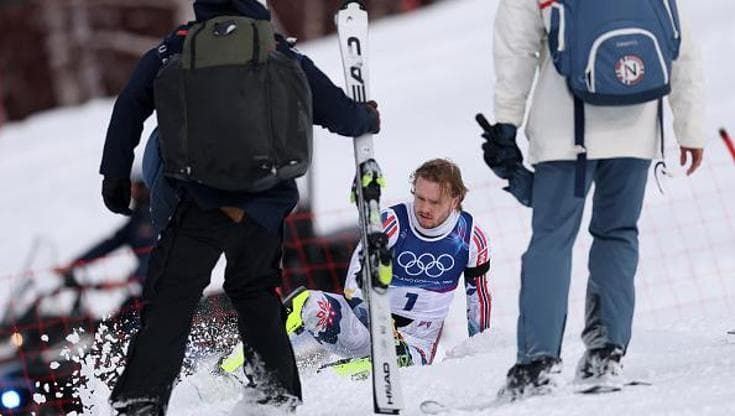McGrath butta l’oro dello slalom e si dispera nella foresta, lo recuperano in motoslitta