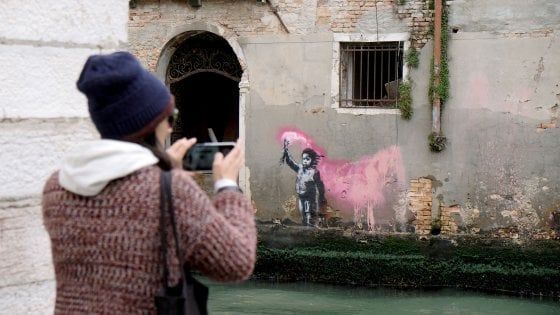 Venezia, Banksy rivendica anche il graffito 'Naufrago bambino'
