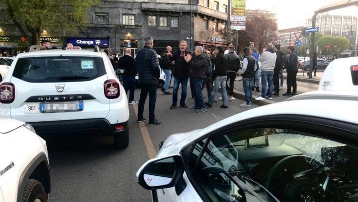 Ddl concorrenza, protesta spontanea dei tassisti contro il governo: in 50 fermi alla Stazione Centrale e a Linate