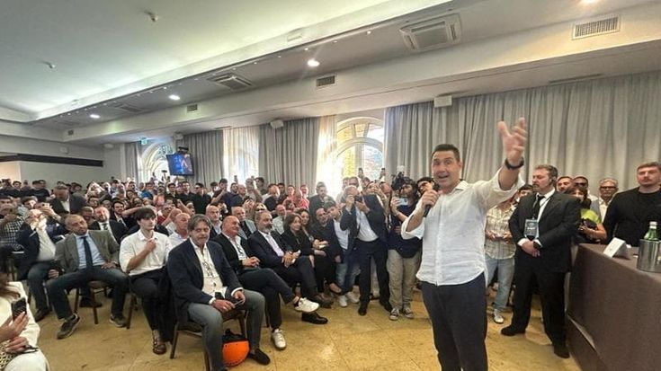 Folla per Vannacci a Catania: “Centrodestra bocciato, ci presenteremo alle Regionali”