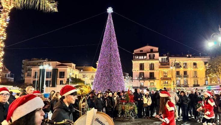 Sorrento star del Natale, riconquista la scena: l'albero si accende tra gli applausi della folla