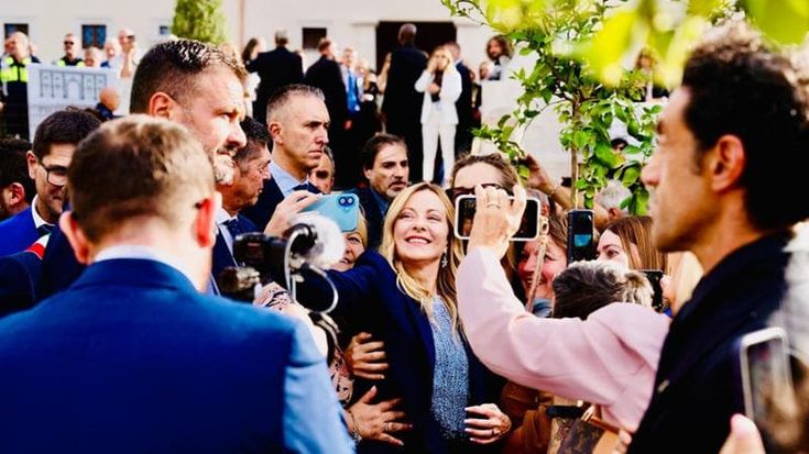 Giorgia Meloni fa festa in piazza e congela la data del voto: “Un dibattito surreale”