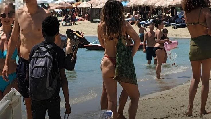 Bambino ambulante sotto il sole in spiaggia, lo scatto indigna il Salento: “I minori vanno tutelati”