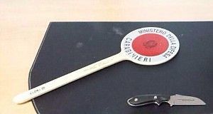 Si intrufola in casa della ex,<br />sotto il letto con un coltello da sub