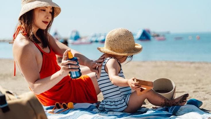 Melanoma terzo tumore più diffuso negli under50: non solo crema solare, i 5 consigli