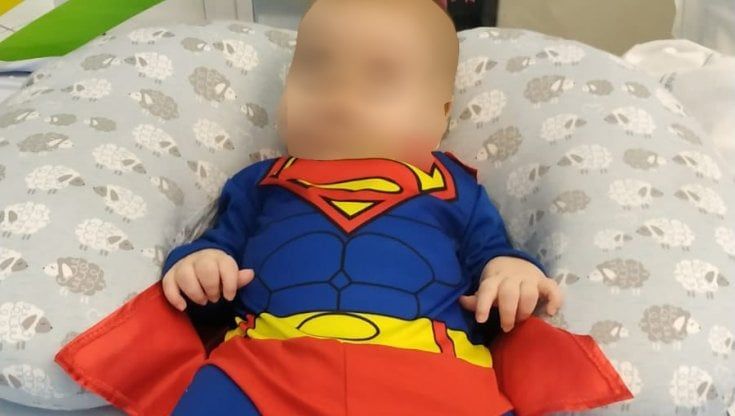 Antonio ha quattro mesi e la Sma: è il più piccolo in Italia mai sottoposto a terapia genica. "Il nostro Superman"