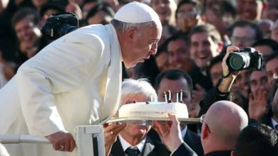 Bergoglio compie 83 anni, su Twitter gli auguri a papa Francesco