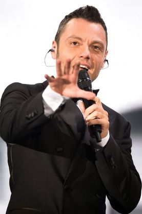 Tiziano Ferro, due ore al Dall'Ara fra umiltà e sfarzo