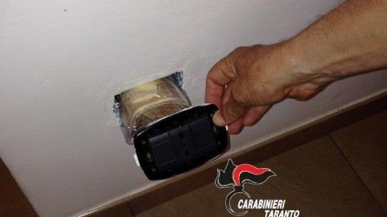 Taranto, ruba 37mila euro al suocero e li nasconde in finta presa elettrica: denunciato