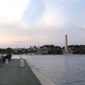 Brindisi, bombole e vernici abbandonate: sotto sequestro un'area di due cantieri navali