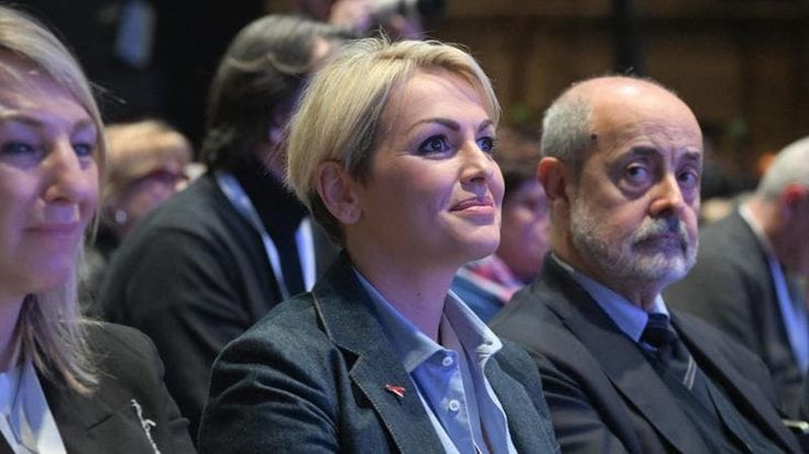 Sorpresa alla Leopolda: arriva Francesca Pascale. E Maria Elena Boschi attacca Calenda