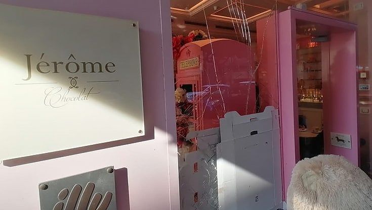 Bari, furto con spaccata da Jèrôme in corso Cavour: è il quinto colpo nei negozi in una settimana. Rubati circa 1.500 euro 