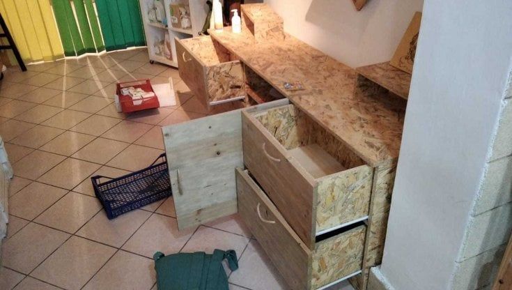 Taranto, furto nella bottega del commercio equo e solidale. I volontari: "Siamo distrutti, aiutateci a rialzarci"