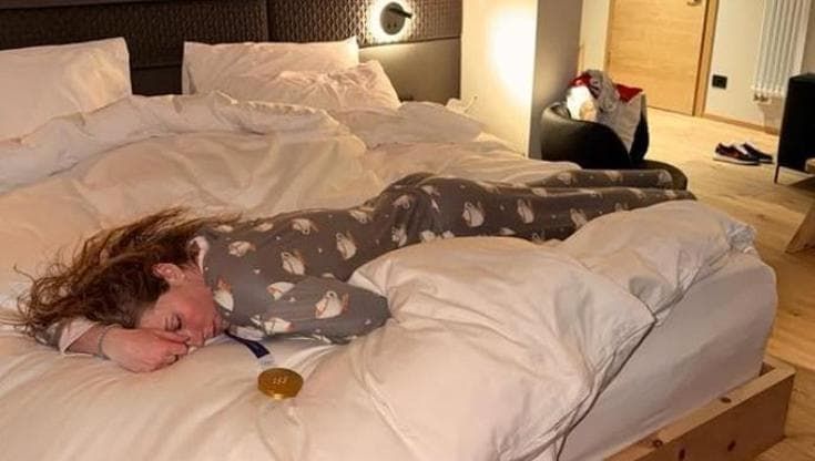 Shiffrin dopo l’oro, la festa sfrenata a casa Austria e il crollo a letto con la medaglia