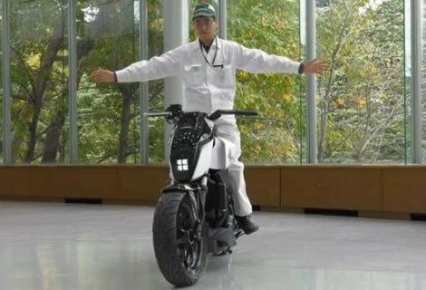 Honda, la moto sta in piedi da sola e ti segue come un cagnolino