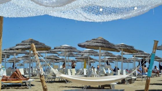 Rincari sotto l'ombrellone: così le regole anti-Covid fanno schizzare i prezzi di una giornata al mare
