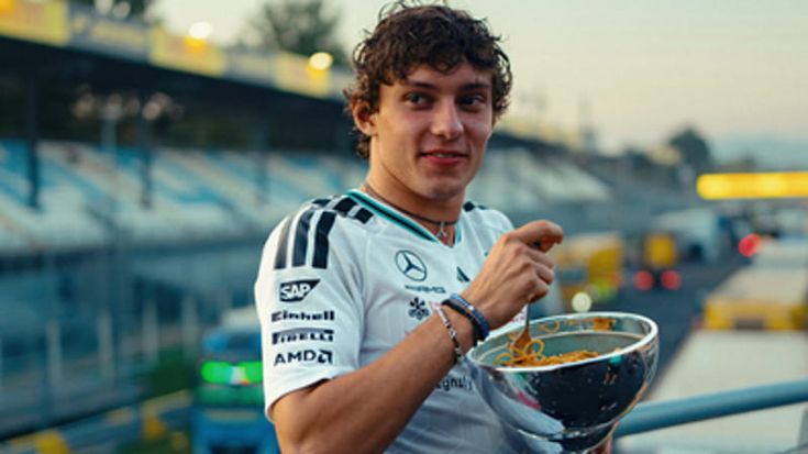 Antonelli mangia spaghetti nella coppa vinta a Monza: “Primo a casa mia, un sogno ad occhi aperti”