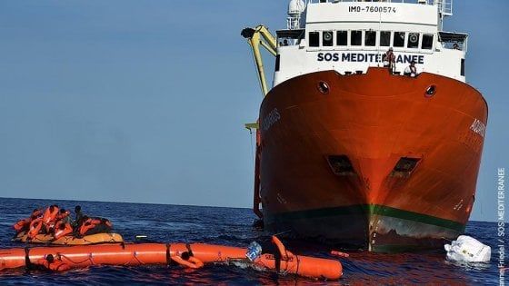 Migranti, Ong contro Di Maio: "Falsità". Dura la Cei: "Visione ipocrita". M5s: Commissione Ue faccia chiarezza
