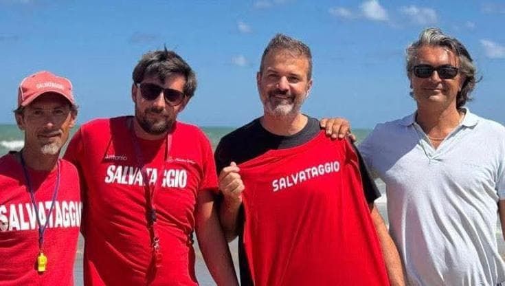 Stramaccioni salva due ragazze che stavano annegando nel mare del Gargano: “Ma non chiamatemi eroe”