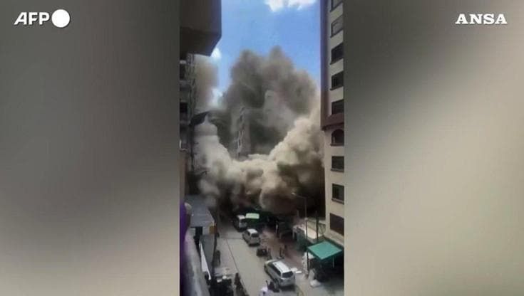 Nairobi, un palazzo collassa all'improvviso: in un video amatoriale il momento del crollo