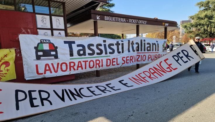 All’Anci la protesta dei tassisti: “Ha scelto Uber come partner, così si legittima opacità”